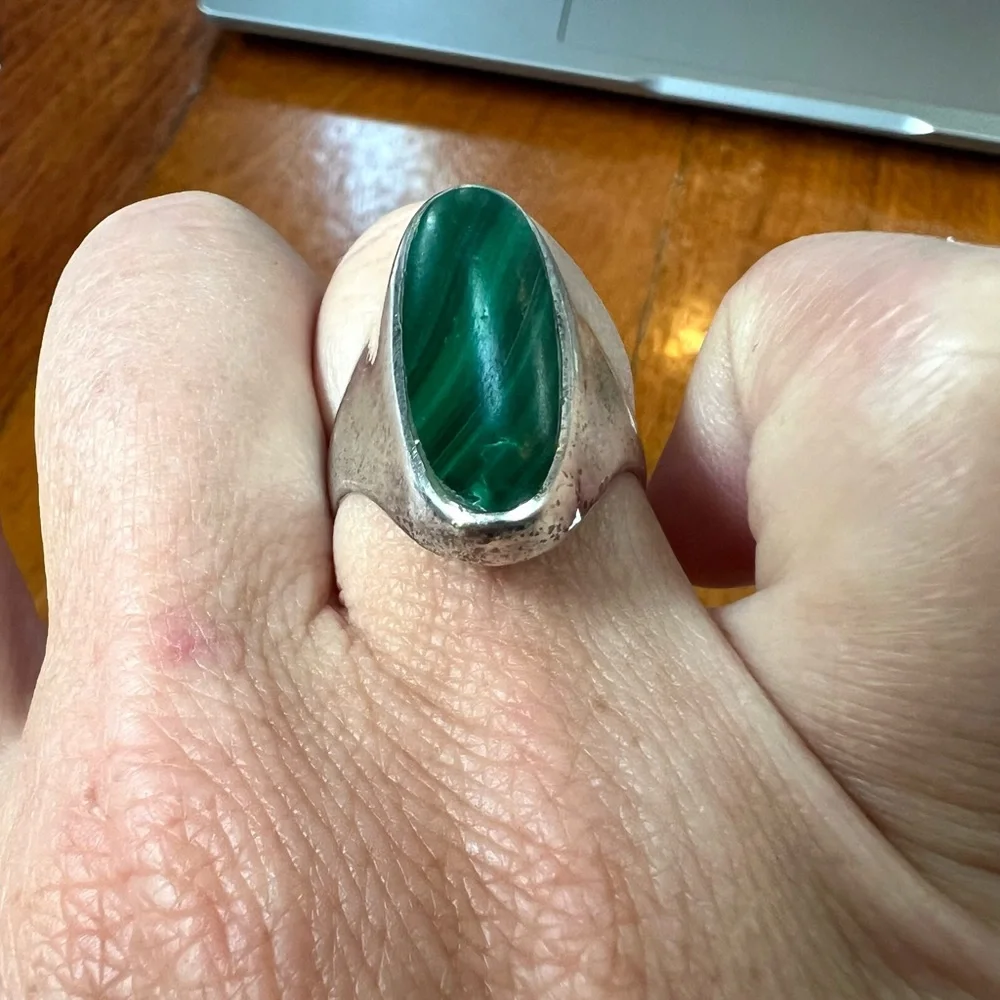 Vintage Sterling Silver Unisex Ring with Oval Malachite Stone